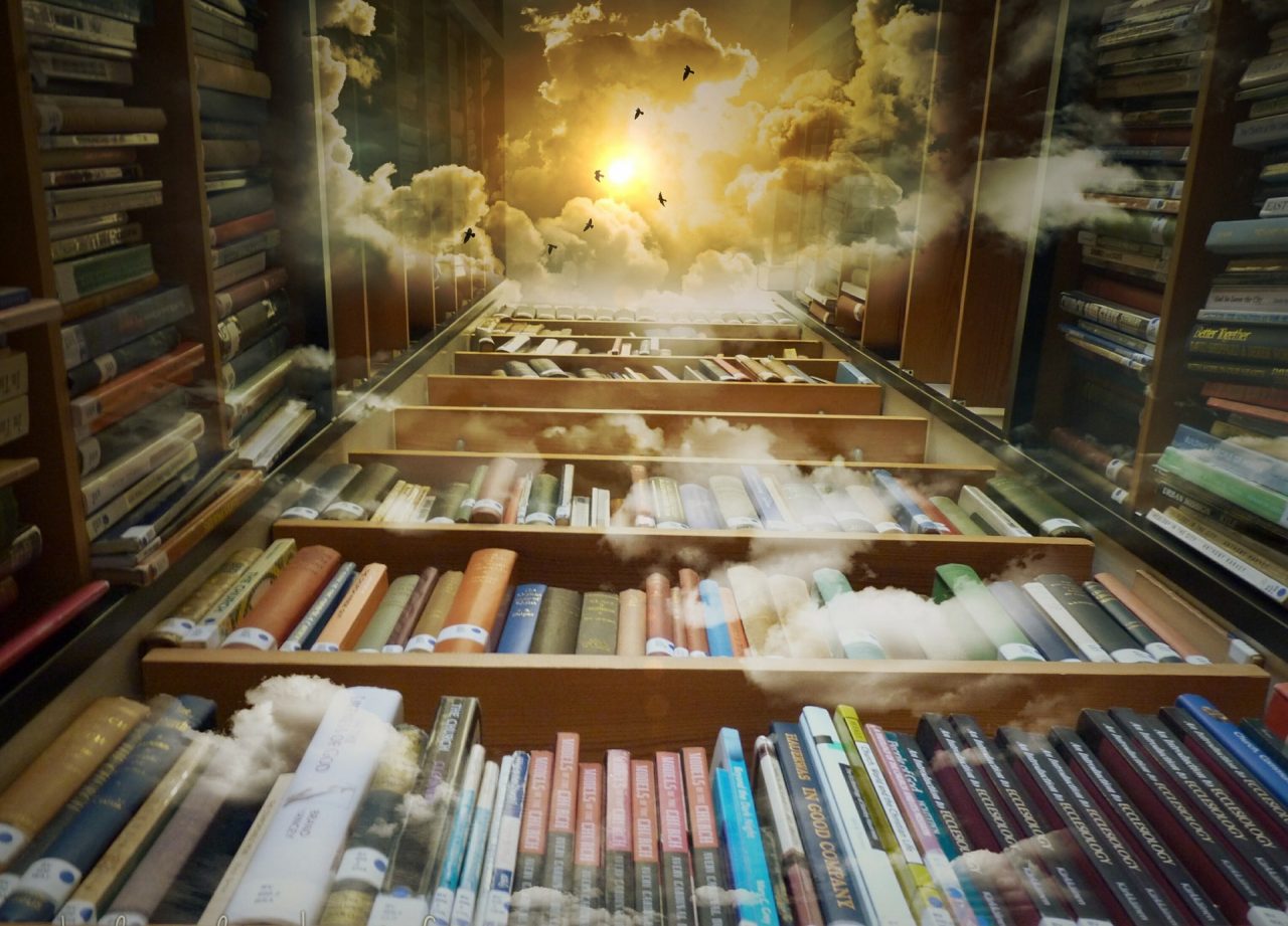 Bücherregale, die in den Himmel ragen