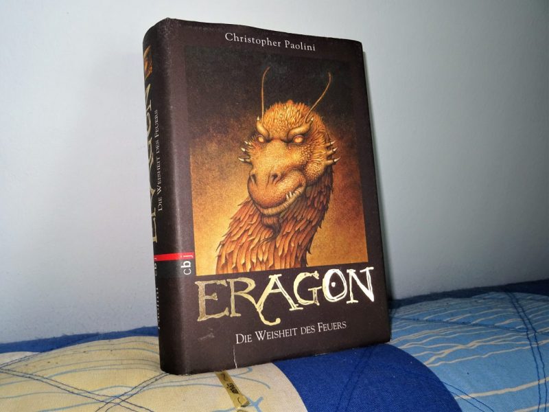 "Eragon - Die Weisheit des Feuers" auf einem Kissen.