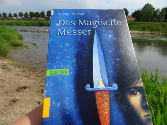 Das Cover von "Das Magische Messer" zeigt ein Messer und den Jungen Will.